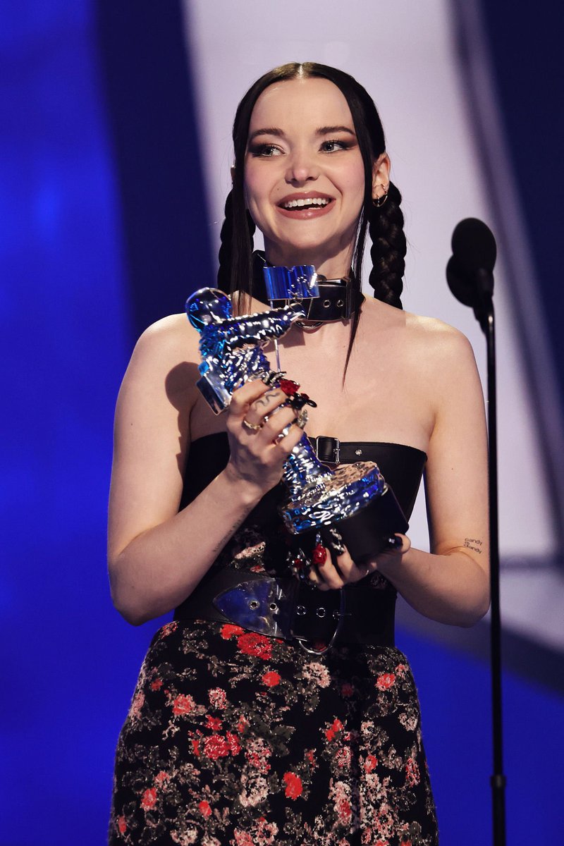 dovexwomen's tweet photo. That’s my girl,that’s my girl <33 @DoveCameron best new artist 2022 YOU WON https://t.co/b83nqu4oKe