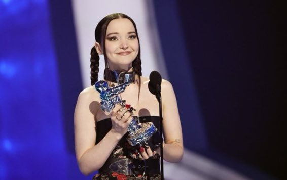 dovexwomen's tweet photo. That’s my girl,that’s my girl <33 @DoveCameron best new artist 2022 YOU WON https://t.co/b83nqu4oKe