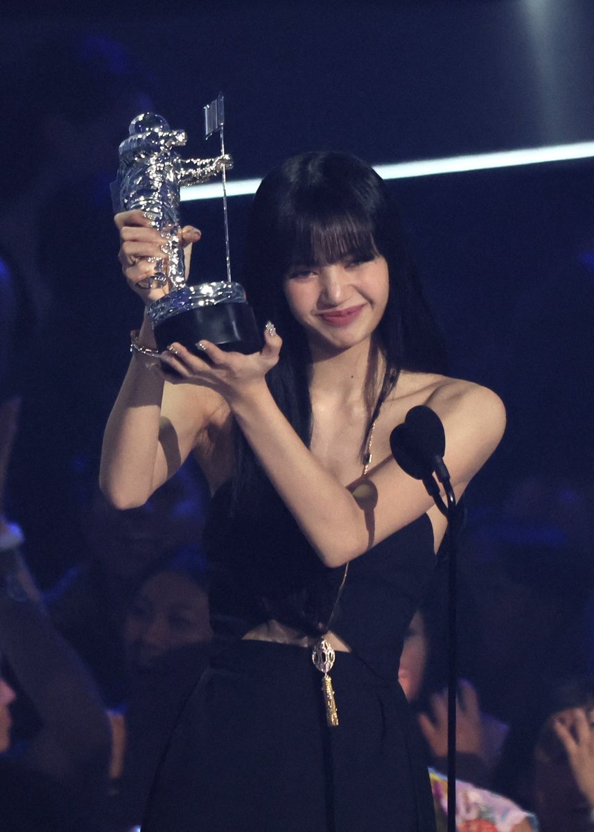 onenewsph's tweet photo. First in K-Pop history 👏🏆

BLACKPINK'S Lisa becomes the first soloist to win the Best K-Pop award for her single "Lalisa" at the 2022 MTV Video Music Awards in New Jersey, United States. She beats BTS, Itzy, Seventeen, Stray Kids, and TWICE. #VMAs

📸 Reuters/Brendan McDermid https://t.co/d1osaLk7GT