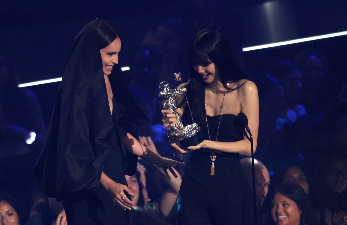 onenewsph's tweet photo. First in K-Pop history 👏🏆

BLACKPINK'S Lisa becomes the first soloist to win the Best K-Pop award for her single "Lalisa" at the 2022 MTV Video Music Awards in New Jersey, United States. She beats BTS, Itzy, Seventeen, Stray Kids, and TWICE. #VMAs

📸 Reuters/Brendan McDermid https://t.co/d1osaLk7GT