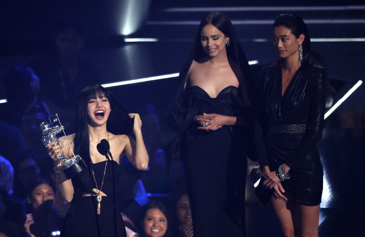 onenewsph's tweet photo. First in K-Pop history 👏🏆

BLACKPINK'S Lisa becomes the first soloist to win the Best K-Pop award for her single "Lalisa" at the 2022 MTV Video Music Awards in New Jersey, United States. She beats BTS, Itzy, Seventeen, Stray Kids, and TWICE. #VMAs

📸 Reuters/Brendan McDermid https://t.co/d1osaLk7GT