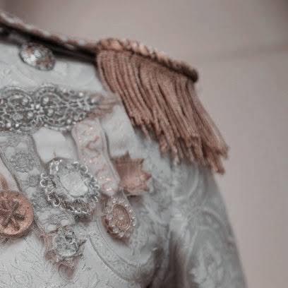 ⠀
⠀⠀⠀⠀ 𝕷𝐎𝐎𝐊𝐈𝐍𝐆 𝐅𝐎𝐑 : 
          ⠀  ( prince florian)
mais conhecido como prince charming, um dos príncipes mais influentes da floresta encantada. a profissão e o nome em bookisland ficam a sua escolha.  — shape sugerida: alex pettyfer
⠀