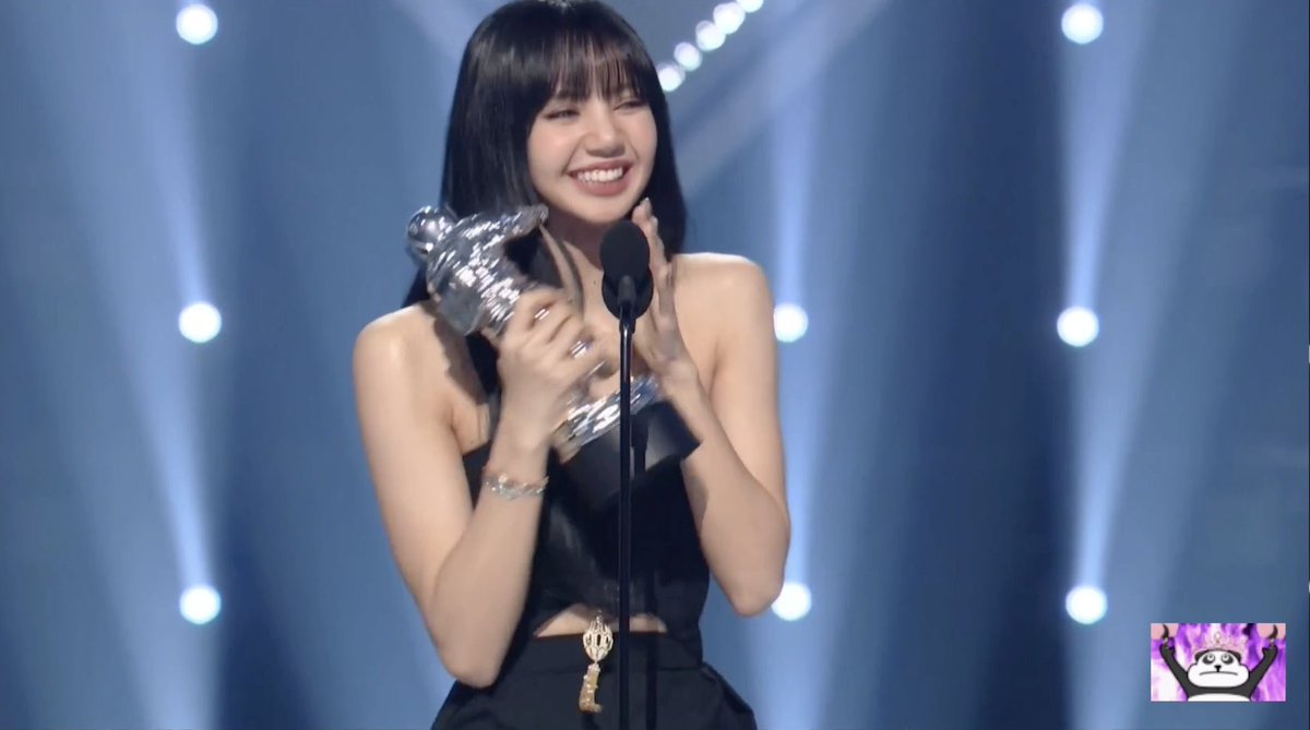 NWangwon's tweet photo. [🏆] ลิซ่าได้รางวัล Best K-Pop จากโซโล่เพลง #LALISA ในงานประกาศรางวัล VMAs 2022 ซึ่งเป็นศิลปินเดี่ยว K-pop คนแรกในประวัติศาสตร์ 🎉🎉💐💐 
ยินดีกับน้องด้วยนะคะ💐🎉🎉 

I’M SO PROUD OF YOU ❤️
#LisaHitsMTVStage 
#LisaBestKpop 
#BLACKPINKInYourVMAs https://t.co/MB9cypfa1M