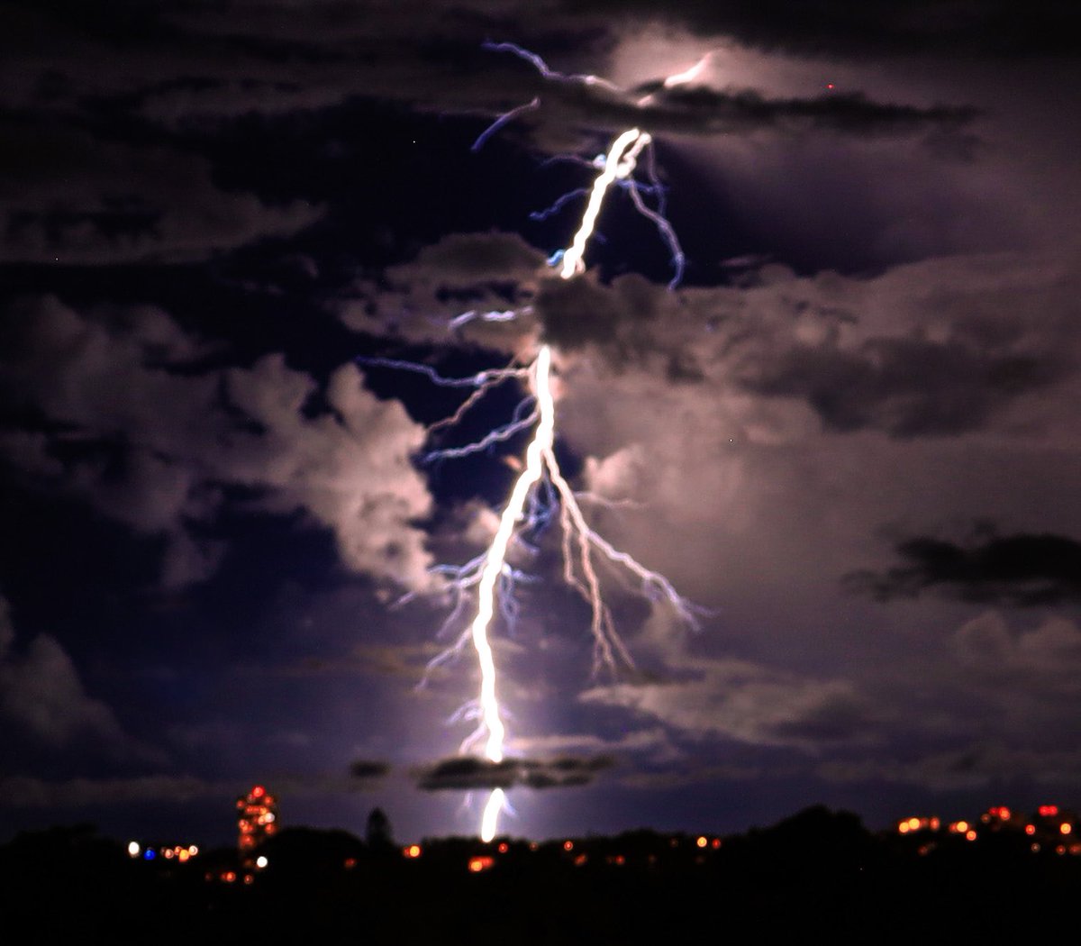 jennypb16's tweet photo. GN Frens! Got a surprise tonight! 
August 29,2022 over Sarasota, FL
#girlswhochase #girlswhobolt #stormchaser #weather #twitterwx #flwx #mattdevitt #mysuncoast #Sarasota https://t.co/zTmMIdBNP5