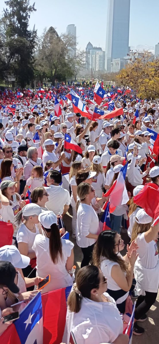 TERE_LAprofe73's tweet photo. IMAGEN CON PERSPECTIVA DE LA MARCHA DE HOY 28 EN STGO , EN QUE SE FORMO LA GRAN BANDERA HUMANA #XAmorAChile #RECHAZO 
#sinfiltrostv 
#RechazoTransversal 
#enacional 
#RechazoYNoSoyFacho 
#RechazoConFuerza https://t.co/kjETQYQkGg