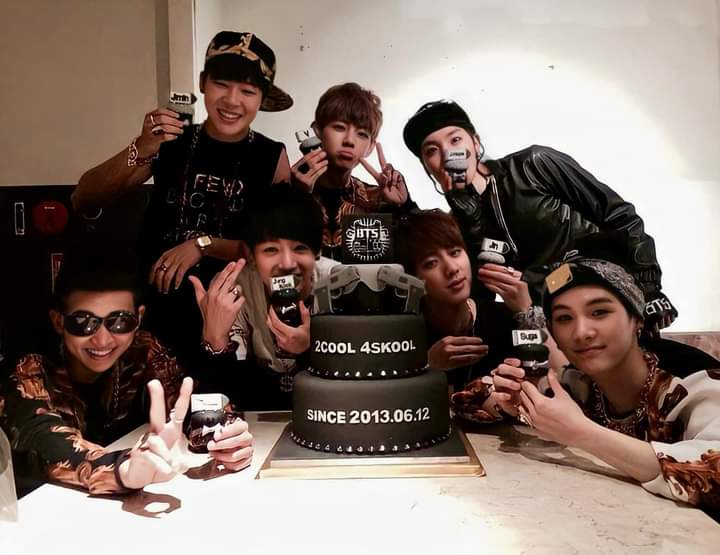 JaycelBTS7's tweet photo. The fact that BTS won Group of the Year despite not attending the award show which is MTV VMAs. They’re truly legends. Congratulations BTS. Well-deserves. We’re beyond proud !!

THE WINNER IS BTS 
BTS PAVED THE WAY 
BTS GLOBAL DOMINATION
REPEAK BTS DISCOGRAPHY https://t.co/ijDnq0veUS