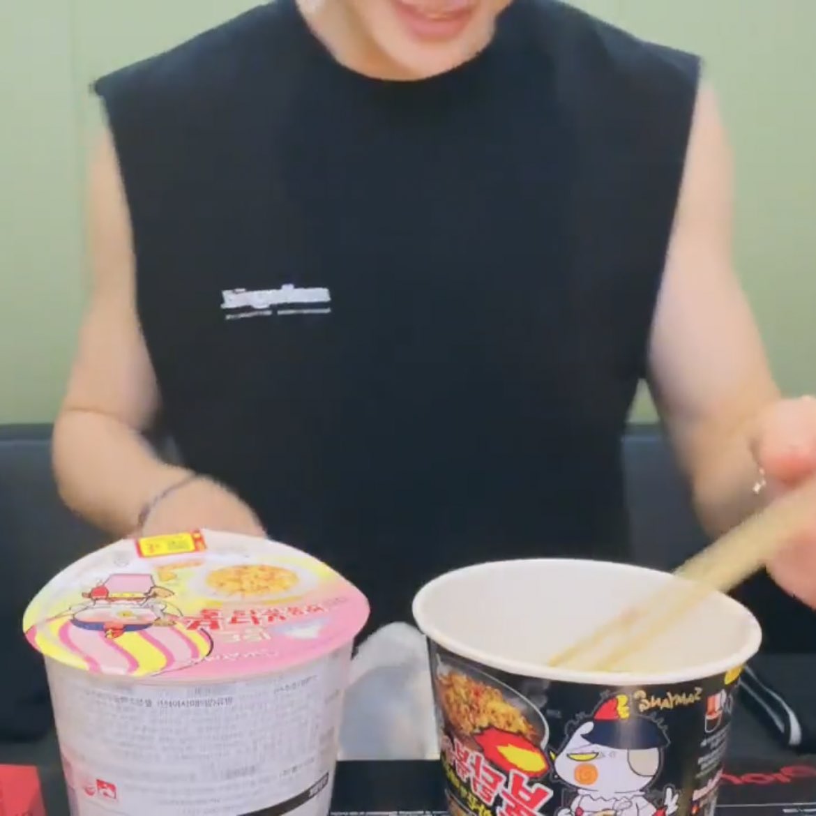 hwangsamericano's tweet photo. hannah recommending stays to have buldak carbonara for lunch is peak comedy… it was what chan had for the spicy ramen challenge 😭 https://t.co/77Wt9xiPv5