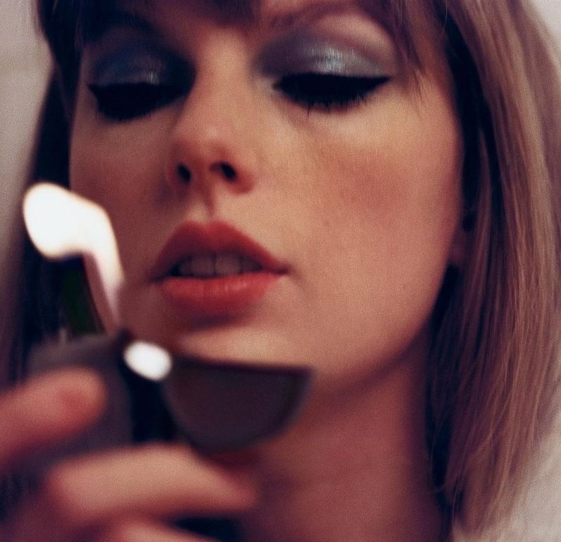 taylorswiftbr's tweet photo. "Esta é uma coleção de músicas escritas no meio da noite, uma viagem através de terrores e doces sonhos. Os andares que andamos e os demônios que enfrentamos. Para todos nós que nos reviramos e decidimos manter as lanternas acesas e sair procurando"

– Taylor Swift, #Midnights https://t.co/kzl2CMxFRW