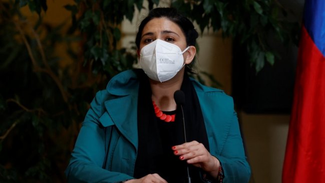 Cooperativa's tweet photo. Karol Cariola tras polémica performance en Valparaíso: No representa el espíritu y mensaje del Apruebo #CooperativaContigo https://t.co/ymUeutqafD https://t.co/PINOkmLmBa
