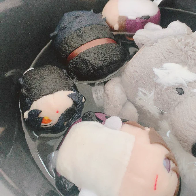 もちしょへ(+定期入れ)を洗ってるんだけどなんか悪いことしてる気分になるなこれ… 