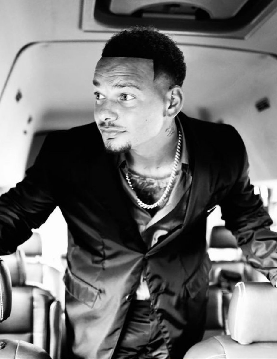 Char_09_'s tweet photo. And now we wait…9/9 #KaneBrown #DifferentMan #12days https://t.co/FzAVCP6yFD