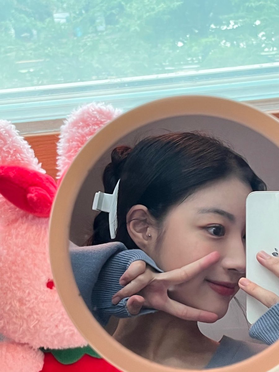 I_m_chillin's tweet photo. 윌링🐰 오늘도 사랑해❤️ 이번주도 월요쀼😘 점심 꼭 챙겨먹어요💗

#ICHILLIN #아이칠린 #YEJU #예주 https://t.co/JsfhafFYTY