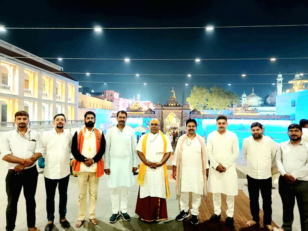 आदरणीय क्षेत्रीय अध्यक्ष श्री <a href="/MaheshchandBJP/">Mahesh Chand Srivastava</a> जी के साथ उनके द्वितीय कार्यकाल के द्वितीय वर्ष पूर्ण होने के क्रम में उनके साथ बाबा विश्वनाथ के दर्शन पूजन करने का सौभाग्य प्राप्त हुआ । इस अवसर पर भाजपा कर्नाटक के संगठन महामंत्री श्री @arunbpbjp  जी का भी सानिध्य प्राप्त हुआ ।