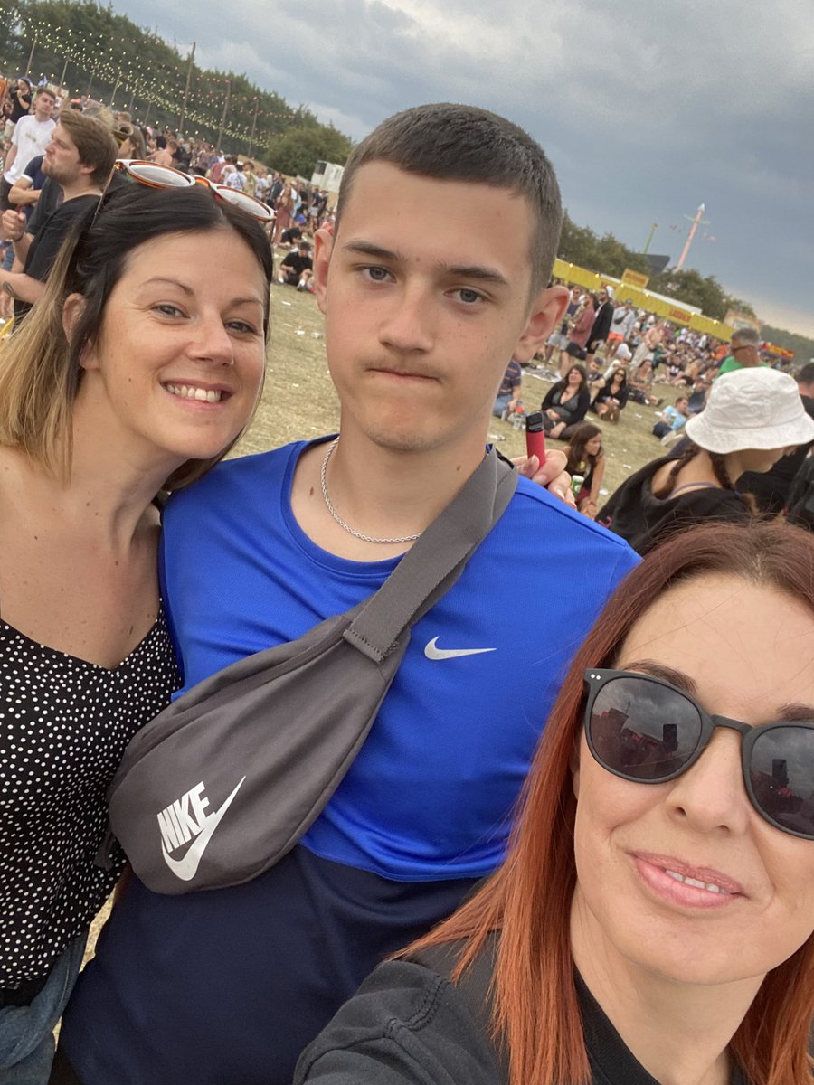 He’s alive 👏 he refuses to smile but he was happy to see us #Leedsfestival2022 #embarrassingmum