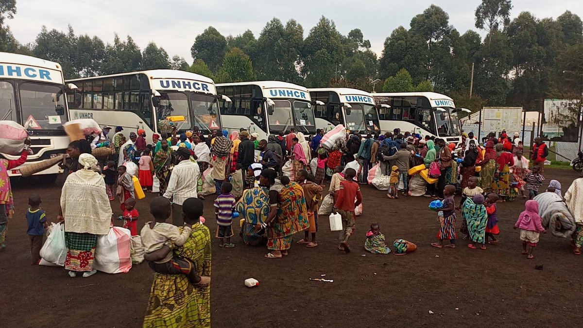 CAFOMI_Uganda's tweet photo. Our teams in Nyakabande participate in loading of buses aboard convoy 36,  set to relocate refugees to Nakivale Refugee settlement where they will be receiving  more comprehensive services.
@UNHCRuganda @savechildrenug @RefugeesUganda @Asiimwedw1 @CrrfUganda https://t.co/ZLRbgMB9BD