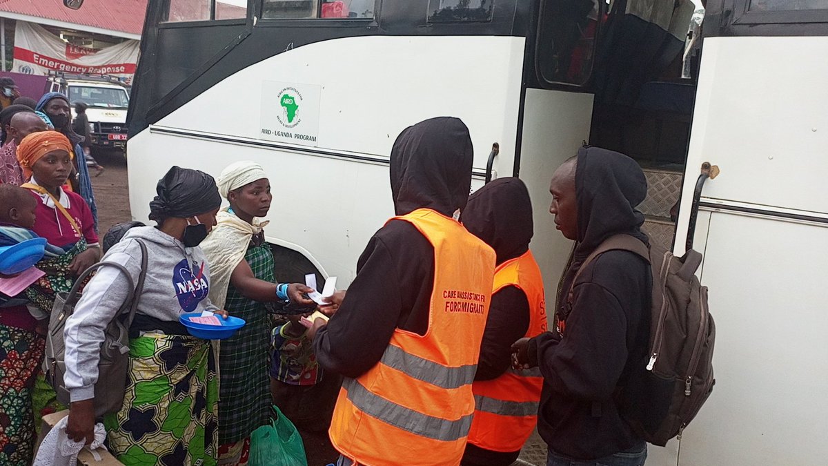 Our teams in Nyakabande participate in loading of buses aboard convoy 36, set to relocate refugees to Nakivale Refugee settlement where they will be receiving more comprehensive services. @UNHCRuganda @savechildrenug @RefugeesUganda @Asiimwedw1 @CrrfUganda