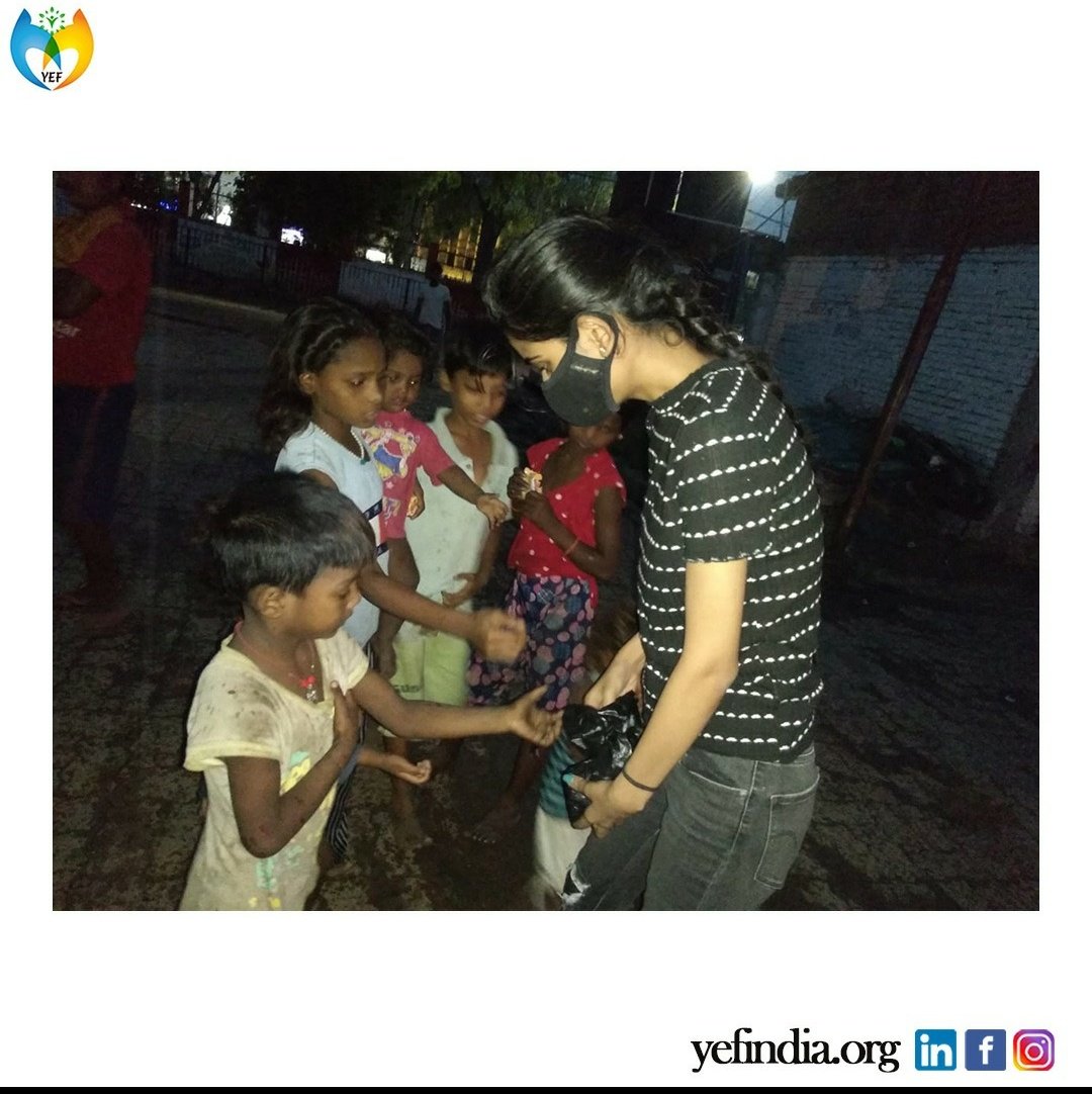 yefindia's tweet photo. "Find echoes of other people in yourself." Ms Shrishti Kumari, our very own member of YEF, has been a part of the distribution drive around the area of Mahadalit, near the bus stand, Bihar.

#happiness#satisfaction#giveaway#helpothers#empathy https://t.co/D4YOKfIAio