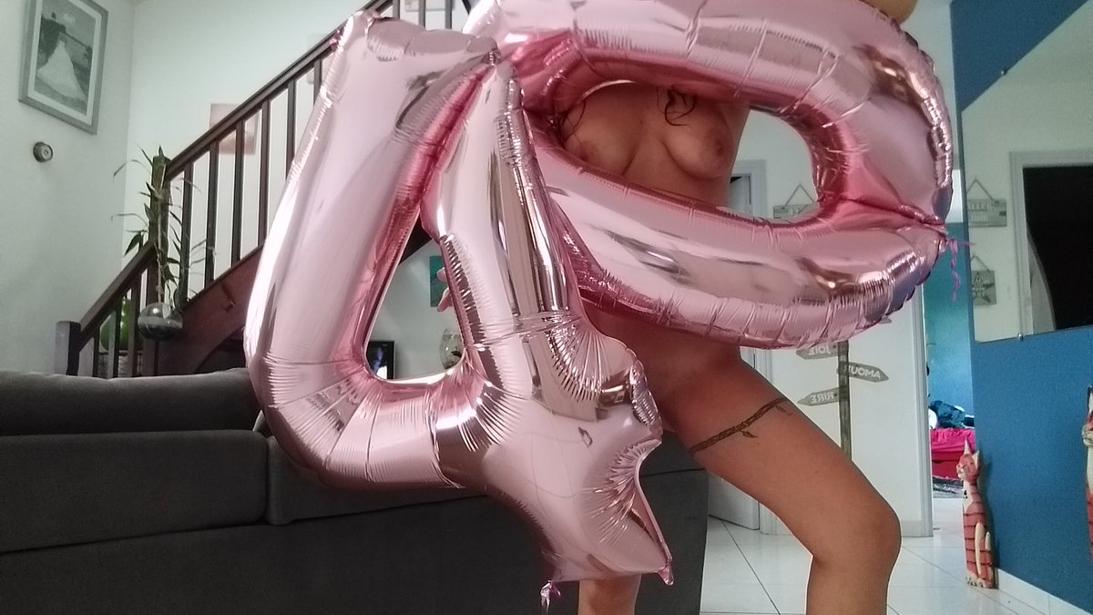 AttrapeTu's tweet photo. Hello les loulous. 
Hier j ai changée de dizaine ,que le temps passe vite.🙁
Mais je suis comme le bon vin, plus je vieillis plus je me bonifie 🙃😈😈

RT un maximum pour mes 40 ans mes loulous. 

XO XO 😘😘😘 https://t.co/2If1D5RaSz