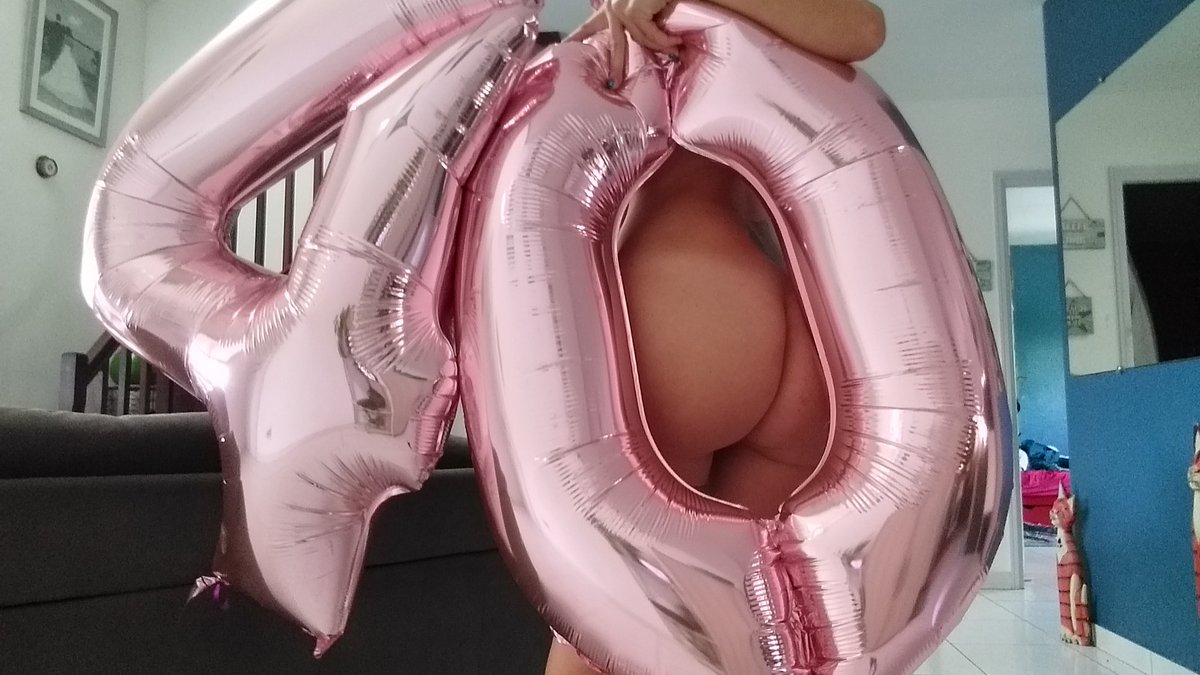AttrapeTu's tweet photo. Hello les loulous. 
Hier j ai changée de dizaine ,que le temps passe vite.🙁
Mais je suis comme le bon vin, plus je vieillis plus je me bonifie 🙃😈😈

RT un maximum pour mes 40 ans mes loulous. 

XO XO 😘😘😘 https://t.co/2If1D5RaSz
