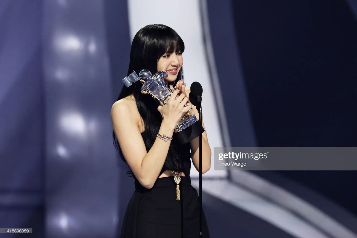 glowroseanne's tweet photo. Recuerdo el día de inkigayo donde me puse a llorar pq no pudimos darle el win a lisa y ahora lloro pq logramos que gane en los #VMAs 😭 ella más que nadie se lo mereces y no sabe lo orgullosa que me siento de ella, LALISA MANOBAL❤️

#LISA @BLACKPINK https://t.co/8e7wem8lCT