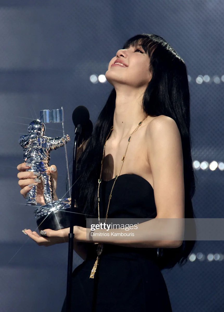 glowroseanne's tweet photo. Recuerdo el día de inkigayo donde me puse a llorar pq no pudimos darle el win a lisa y ahora lloro pq logramos que gane en los #VMAs 😭 ella más que nadie se lo mereces y no sabe lo orgullosa que me siento de ella, LALISA MANOBAL❤️

#LISA @BLACKPINK https://t.co/8e7wem8lCT