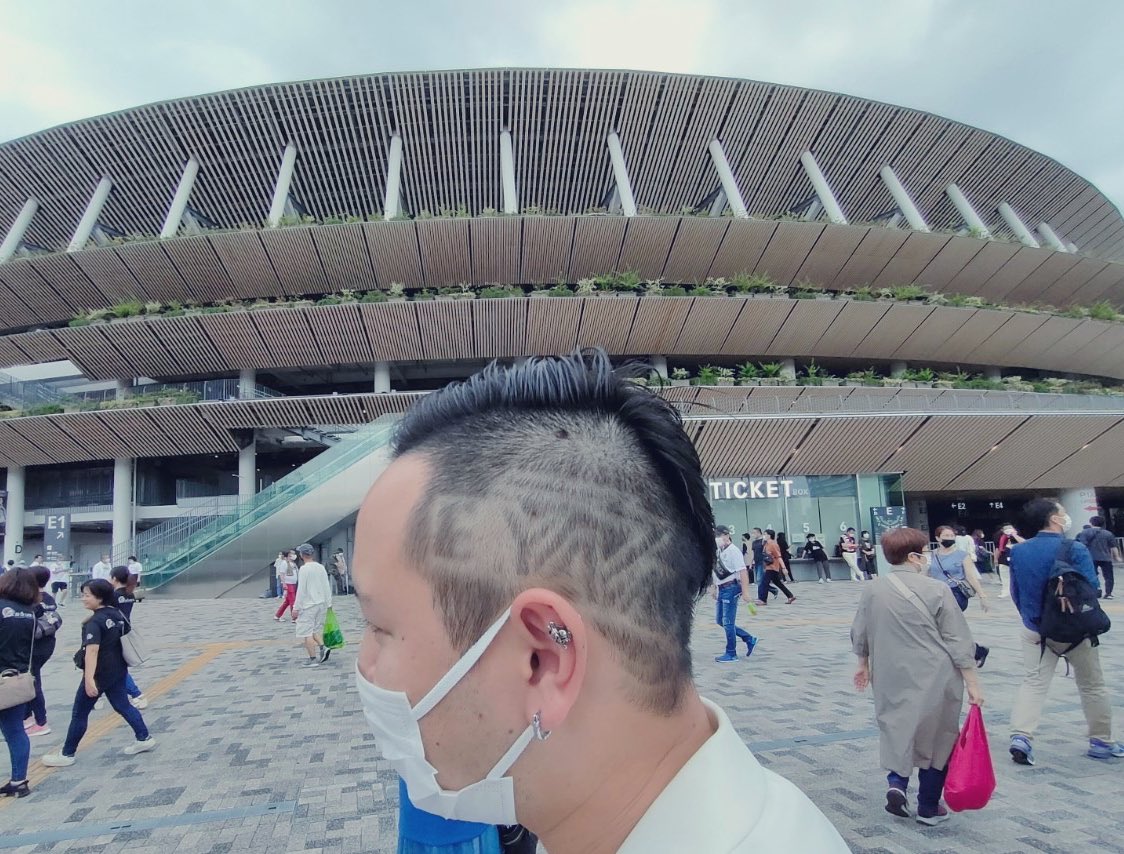 kakepu029's tweet photo. 昨日はお疲れ様でした。
声掛けてくれたり、一緒に写真撮ってくださった方々、ありがとうございます😭

#矢沢永吉
#永ちゃん
#国立競技場 https://t.co/KNqNRXGFvo