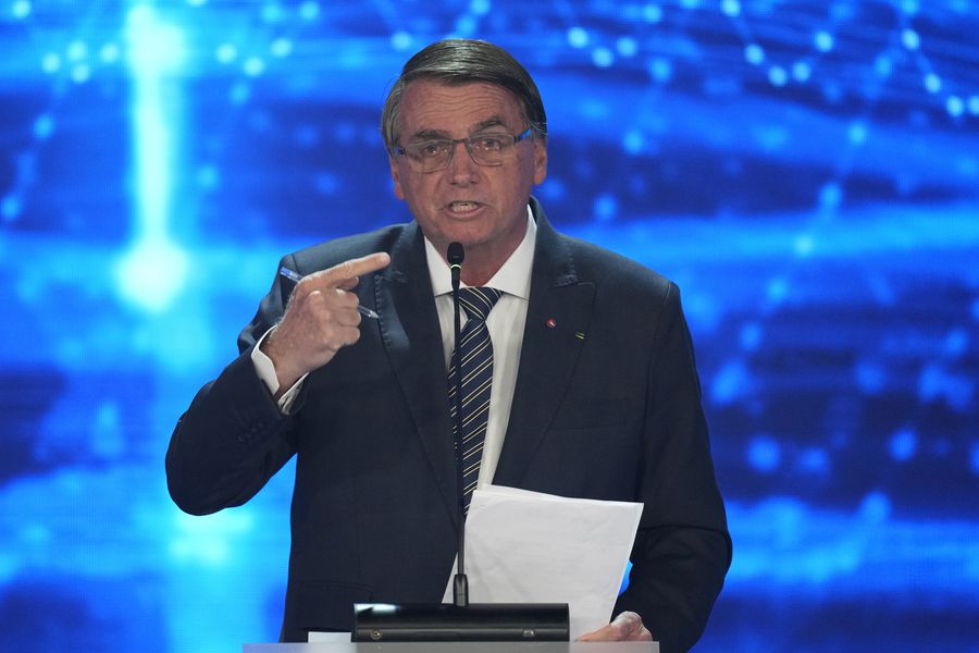latercera's tweet photo. Debate presidencial en Brasil: Bolsonaro vincula a Boric con incendios en el Metro de Santiago https://t.co/xrJRkG6oKW https://t.co/frUXDBmdXf