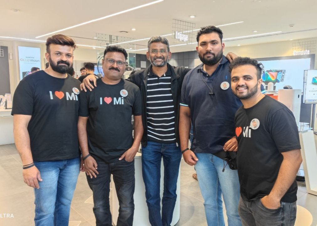 ImtiyaxRk's tweet photo. Meeting @hawkeye & @s_anuj always infuses energy & motivation in every #MiFan.
@themakeavish enjoyed every bit of the thrilling #MiHunt β€β€
@djasif bhai you stole our hearts with the never forgettable reception n hospitality πβ€
@XiaomiIndia
@RedmiIndia
@MiFCBelgaum https://t.co/Q7uwc2MRtF