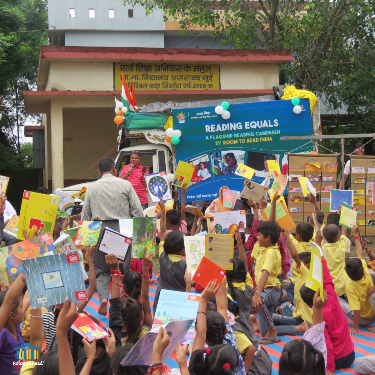 roomtoreadindia's tweet photo. With our #IndiaGetsReading campaign, we aim to bring the magic of reading to every child!
Join us on this journey to nurture independent readers and lifelong learners!

Take the pledge with us https://t.co/0aDQNIExXu

#IndiaGetsReading #PadhnaJahanSamaantaWahan #Pledgereadingtime https://t.co/NvBUjHatTO