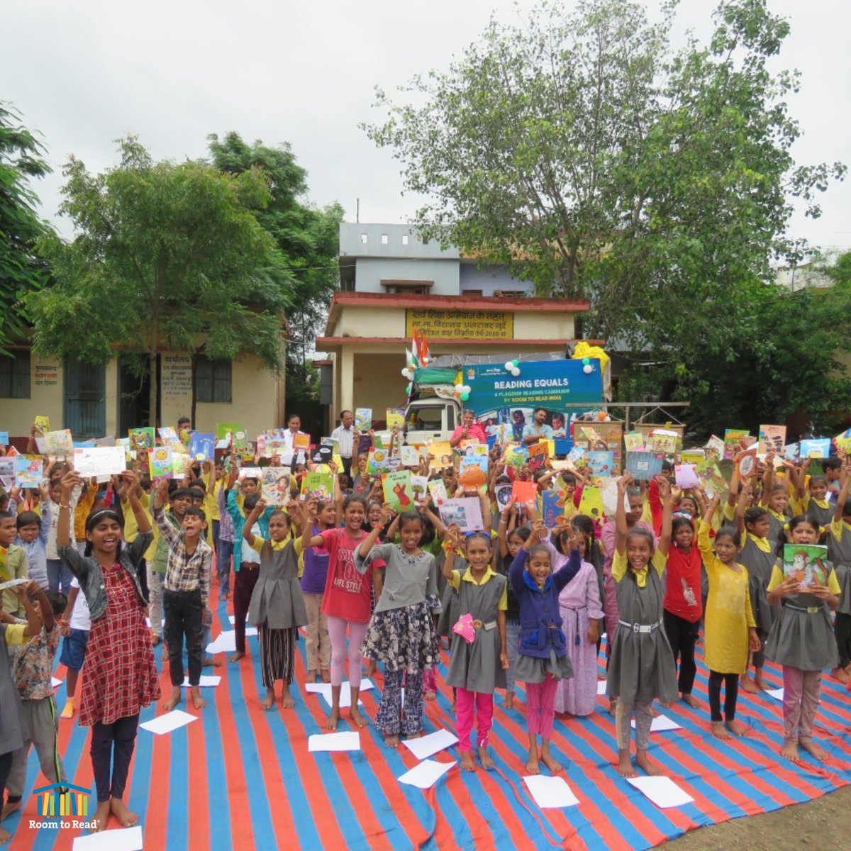 roomtoreadindia's tweet photo. With our #IndiaGetsReading campaign, we aim to bring the magic of reading to every child!
Join us on this journey to nurture independent readers and lifelong learners!

Take the pledge with us https://t.co/0aDQNIExXu

#IndiaGetsReading #PadhnaJahanSamaantaWahan #Pledgereadingtime https://t.co/NvBUjHatTO