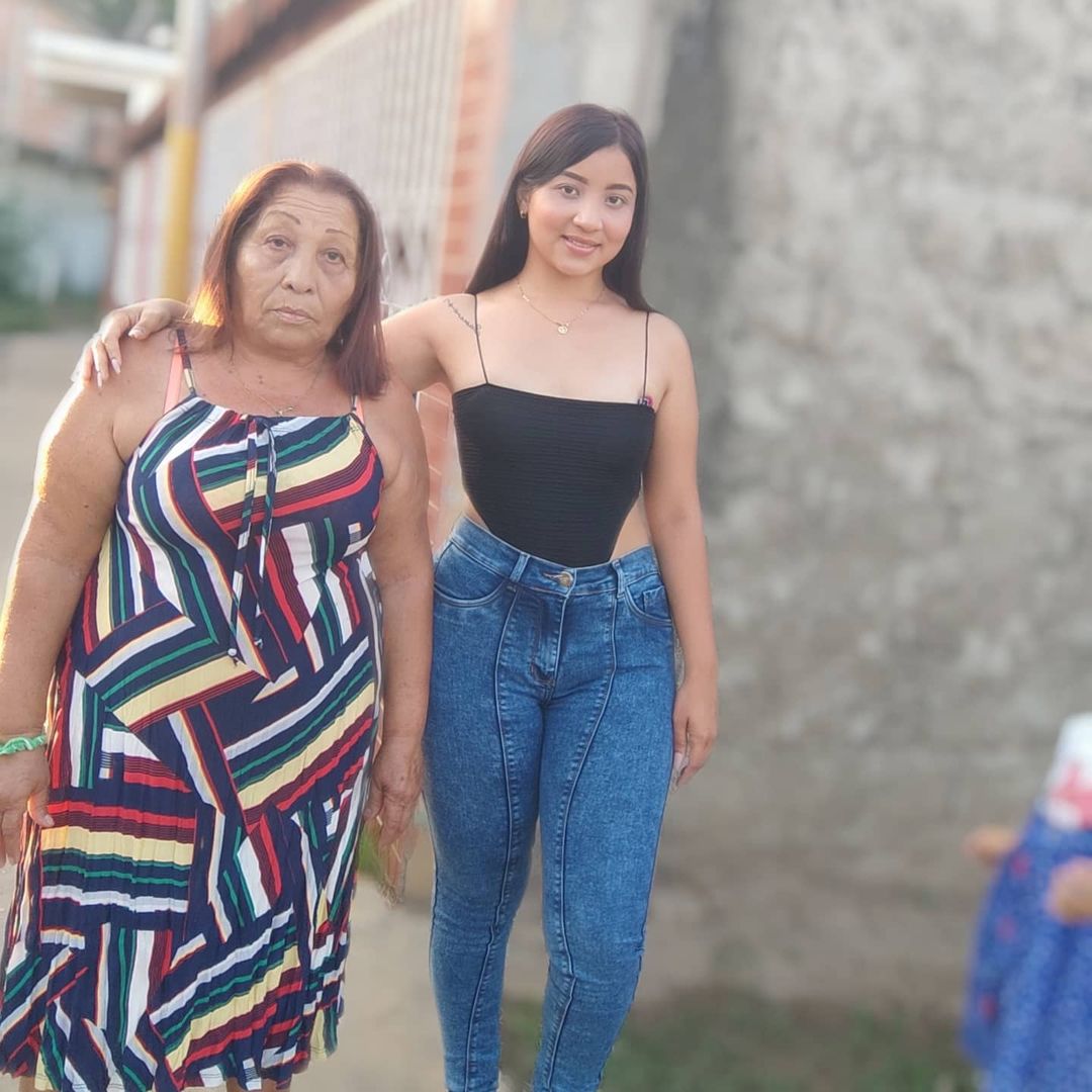 Phantasma999's tweet photo. love granny! ❤😍 https://t.co/GmKy5YH9Jz