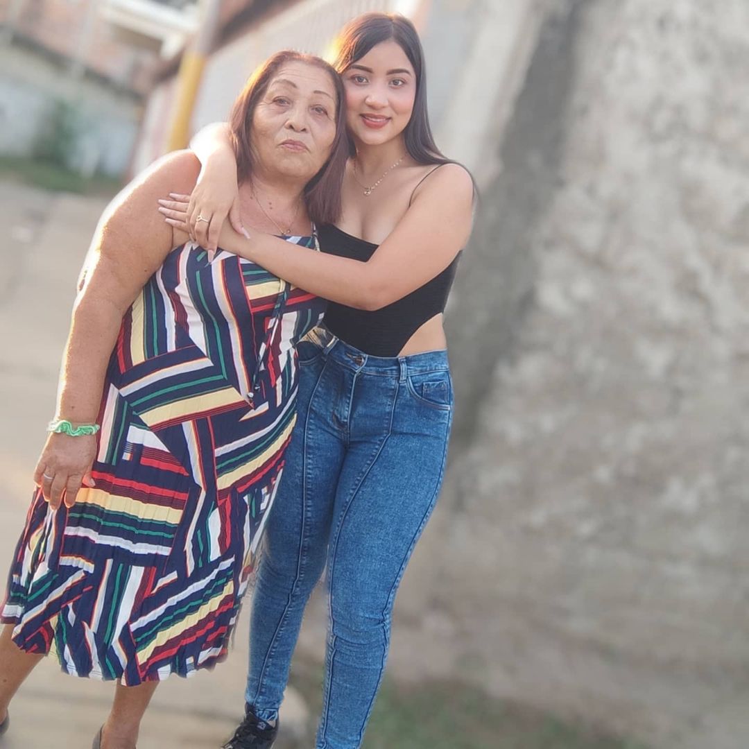 Phantasma999's tweet photo. love granny! ❤😍 https://t.co/GmKy5YH9Jz