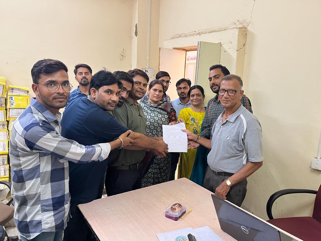 Vijendragadhora's tweet photo. #हमारी_भी_सुनो_सरकार.....................
RVDOS के "वादा खिलाती आक्रोश आन्दोलन" के महत्वपूर्ण चरण "नया नही न्याय चाहिए" के तहत 29 से 31 अगस्त तक सामूहिक अवकाश एवं अनवरत धरना प्रदर्शन बाबत विकास अधिकारी महोदय मा.जं. को ज्ञापन देते हुए🙏
@RajCMO @rameshmeena63 https://t.co/nP3nGiRpxD