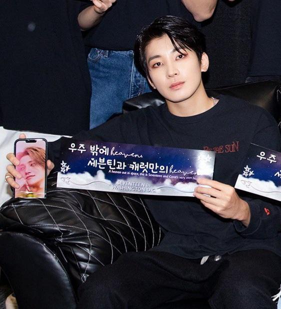 shuadiaries's tweet photo. wonwoo holding shua's photo is the most endearing thing i've seen today 🥺 https://t.co/OFEmT6OBnr