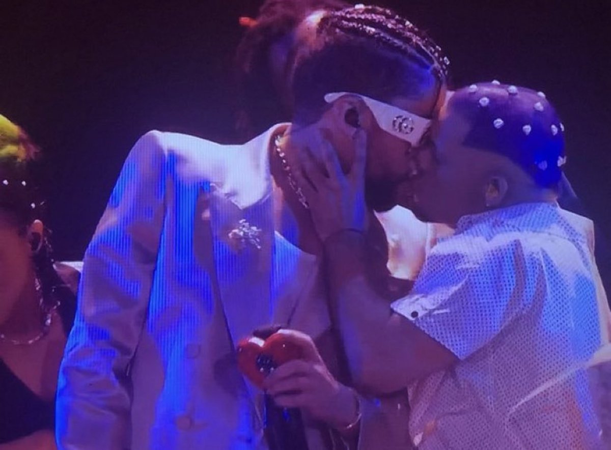 LatinRECap's tweet photo. Does this really surprise anyone? #badbunny kisses girl and guy at #VMAs @sanbenito #latinrecap https://t.co/WbhPtStNEK