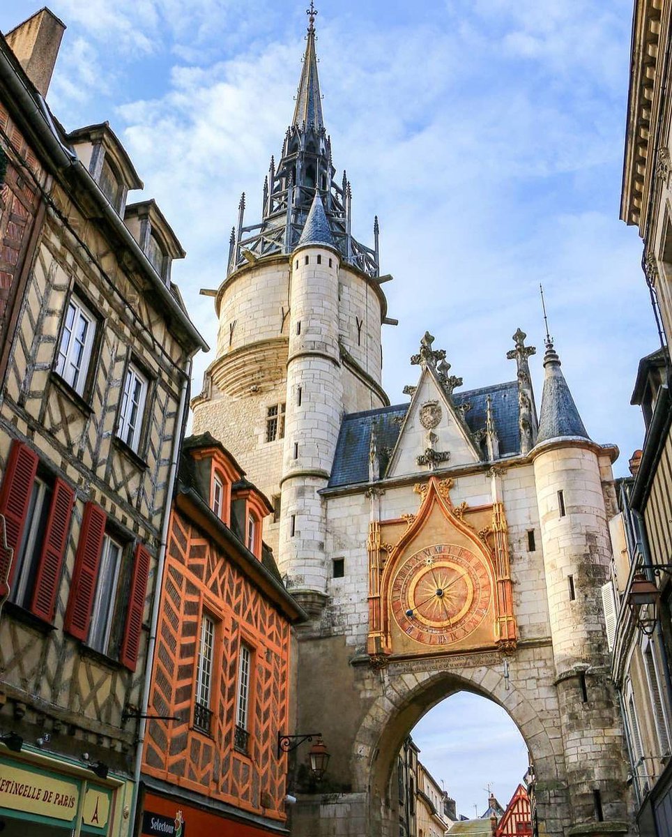 ExploreFranceEN's tweet photo. The inhabitants of Auxerre have no excuse to be late for wine o'clock 🍷 

Located in Burgundy, the city is dominated by the clocktower and its astronomical clock with an original mechanism dating back to 1483!

#ExploreFrance 📷 ©️ sarahcontesesaventures via IG https://t.co/lER21HD9Qf