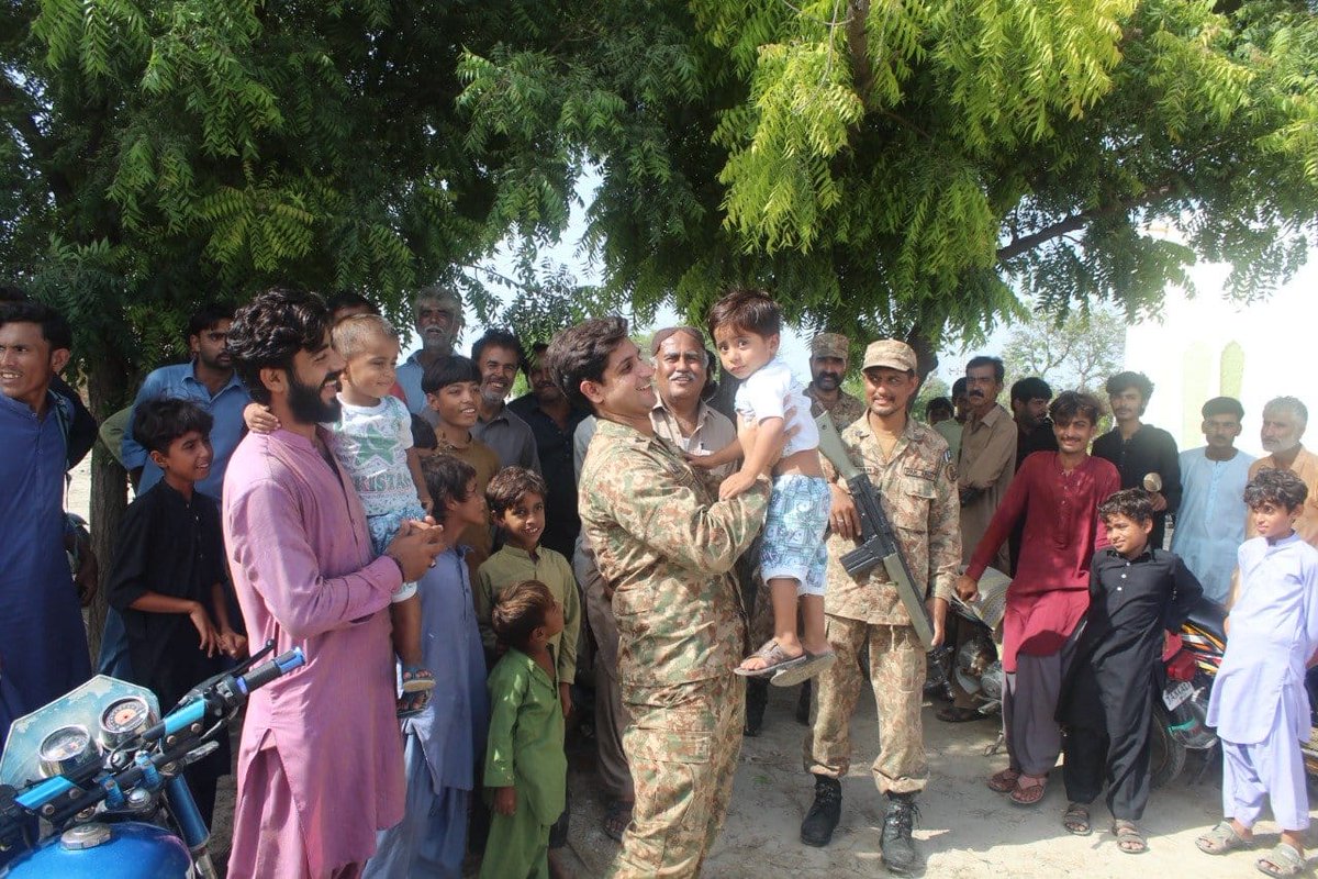 Ambreensmagic's tweet photo. Salute to Pak Army for being there for people in these turbulent times. 
#LhrRespondsToFlood2022
#FloodsInPakistan https://t.co/ZxFU3jeVs4