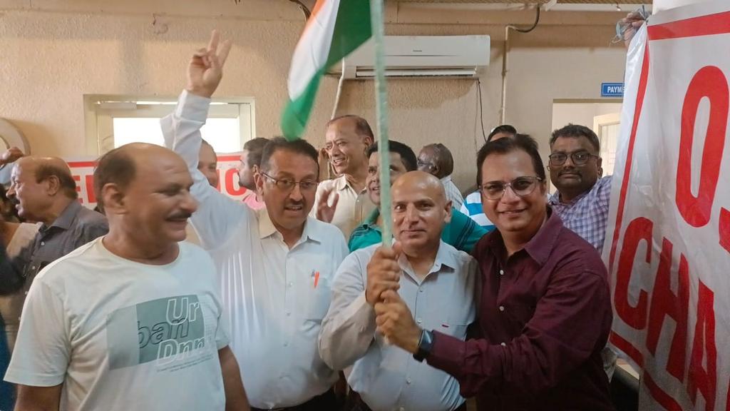 Sanjeev33054951's tweet photo. #cmo haryana #ndtv #nbt Agitation against BPTP by the residents of Park Floor 2 Sector 76 at their office . https://t.co/RQYuYpAbM1