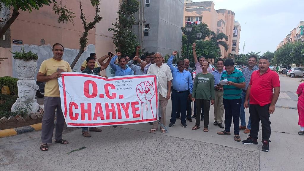 Sanjeev33054951's tweet photo. #cmo haryana #ndtv #nbt Agitation against BPTP by the residents of Park Floor 2 Sector 76 at their office . https://t.co/RQYuYpAbM1