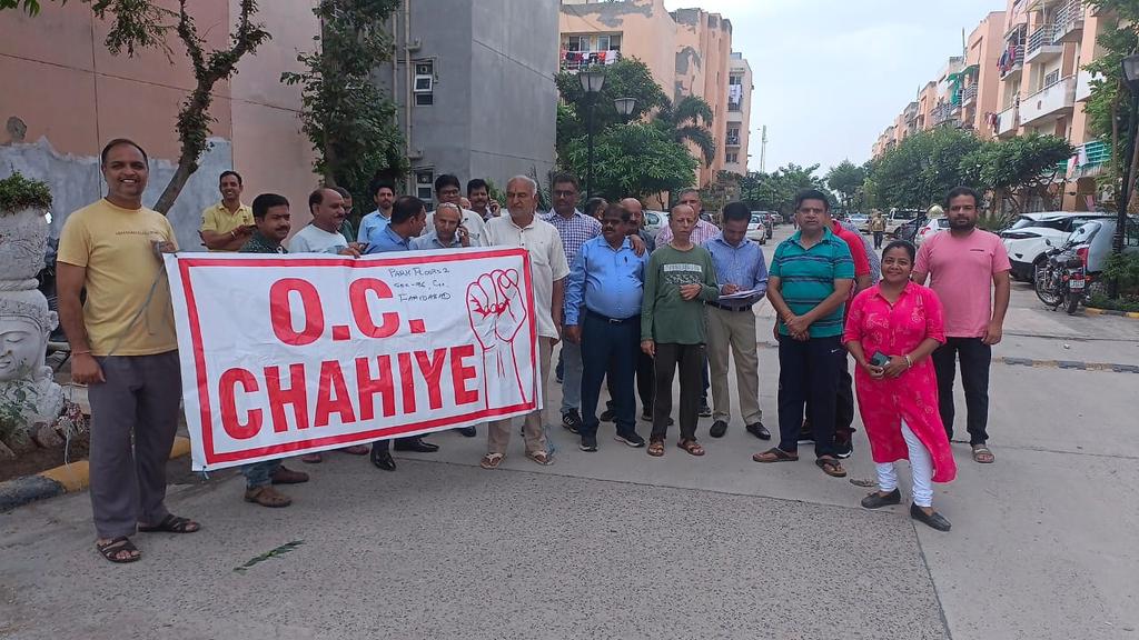 Sanjeev33054951's tweet photo. #cmo haryana #ndtv #nbt Agitation against BPTP by the residents of Park Floor 2 Sector 76 at their office . https://t.co/RQYuYpAbM1