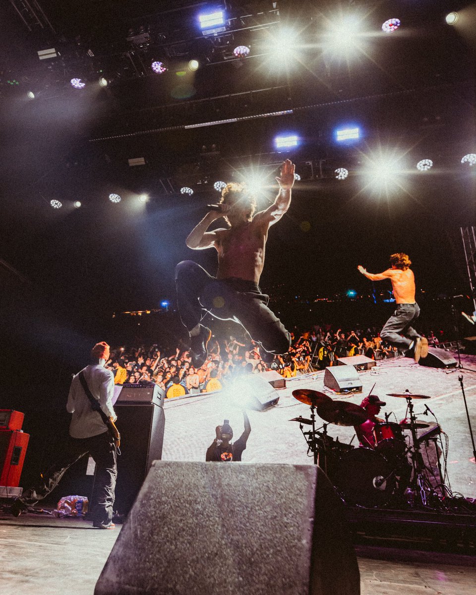 aintnopicnic's tweet photo. Came out of the crowd with one shoe and didn’t look back https://t.co/h1oZKwMt3G
