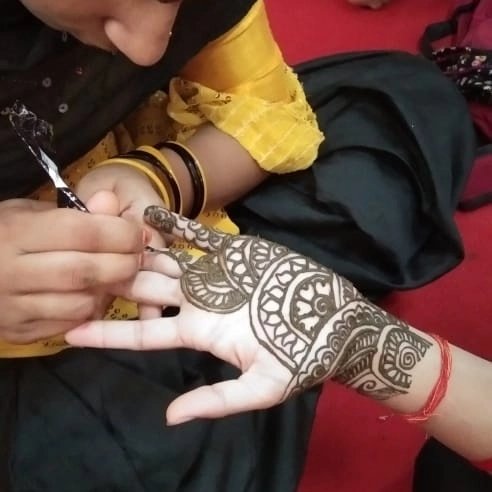 DivineShaktiFdn's tweet photo. Beautiful mehandi work done by our #DSF women at Parmarth Naari Shakti Kendra, #Rishikesh during their training specially given for upcoming #diwali. Much more to come... Stay tuned.

#beautyclasses #beautician #womenempowerment #womeninbusiness https://t.co/v00QUQiJw4