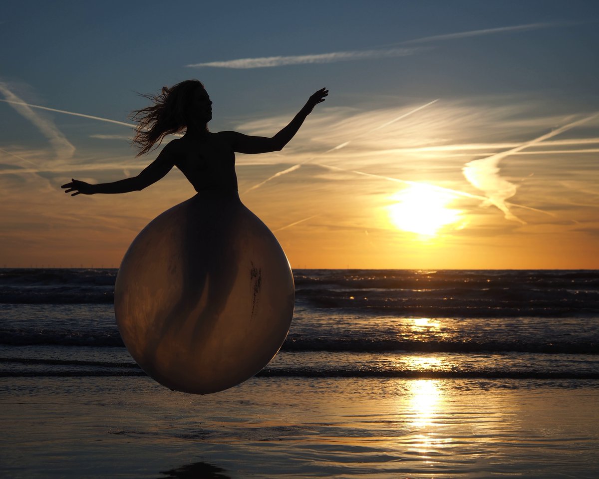 tom_schoemaker's tweet photo. Alles is lucht

Model @fannymuller_model

#bijbelsbier #allesislucht #springen #luchten #Zandvoort #reuzeballon #zee #sprongkracht #bieretiket #giantballoon #beach #sea #sundown #zonsondergang #jump #Prediker #ecclesiasties https://t.co/T20duaz6z1