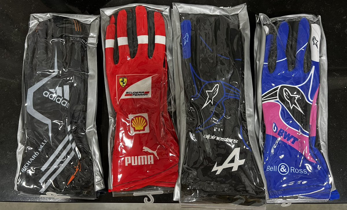 Acabamos las vacaciones con el #SORTEO de uno de estos pares de guantes.

Para participar:
- Follow <a href="/iracingsbs/">iRacingSBS</a> ✅
- Follow <a href="/iracingsbsports/">iRacingSBS Esport Team</a> ✅
- RT + ♥️ ✅
- Comenta el modelo de guantes que elegirás ✅

¡Mucha suerte! 🍀
Válido hasta el 25.09.2022