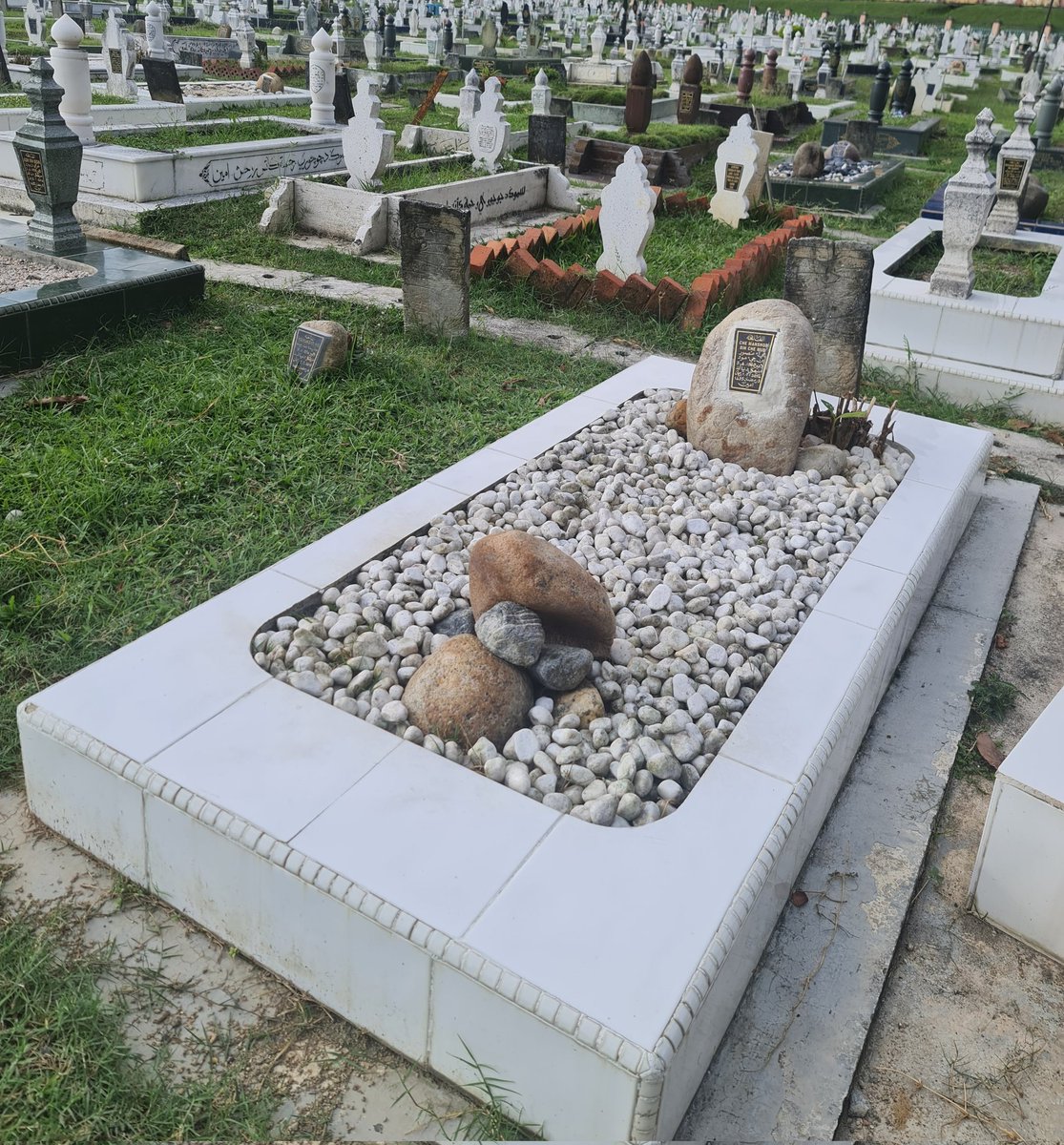 BirFurkanDogan's tweet photo. Kuala Lumpur'da bir Malay mezarlığı. 
Bizden önce göçüp giden cümle Müslümanların ruhu için el-Fatiha. https://t.co/olBp6WsxgT