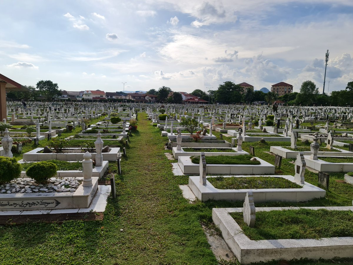 BirFurkanDogan's tweet photo. Kuala Lumpur'da bir Malay mezarlığı. 
Bizden önce göçüp giden cümle Müslümanların ruhu için el-Fatiha. https://t.co/olBp6WsxgT