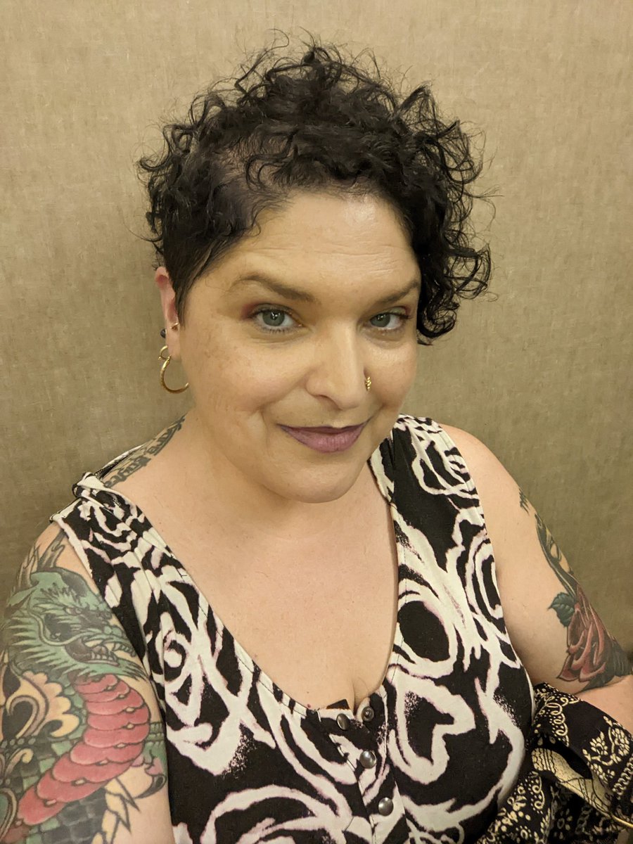 belagaytan's tweet image. New shorter haircut. ❤️ Love it! I also have blue highlights in my hair but you can&apos;t see them in this pic. 💙

#DevaCurl #DevaCut