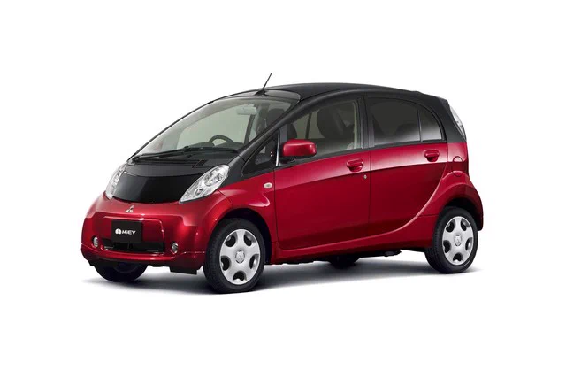 ベース車の三菱i(アイ)自体知らない人も居るかもしれないのでベース車画像貼っておきますねアメリカ向けは少し幅広かったりEU向けは長かったり(最後の普通車モデルと同じ)EVや福祉車もあったりしました(過去形が辛い) 