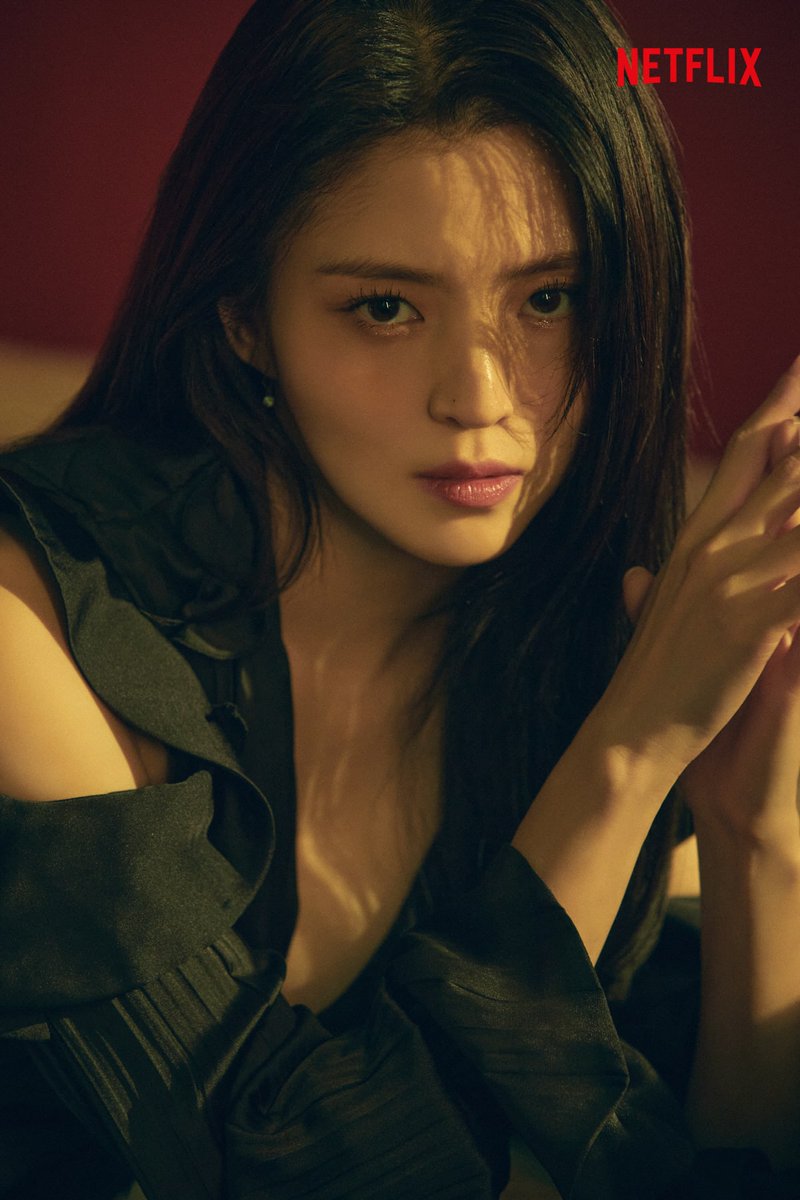 kdramatreats's tweet photo. Han So Hee and Song Hye Kyo in a bloody mystery thriller drama involving a murder 🔥

#SongHyeKyo as Ahn Yun-su, an art teacher in the play and #HanSoHee as Mo-eun, a mysterious woman whose identity is unknown and a woman everyone is afraid of. https://t.co/vvC3iTeVEq