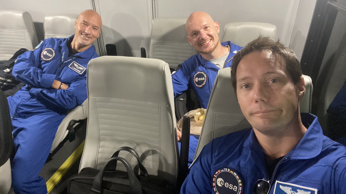 Thom_astro's tweet photo. Two hours sleep ✅ Blue flight suit ✅ 🇮🇹 + 🇩🇪 + 🇫🇷 ✅ go #Artemis1! https://t.co/3lW5BcsvV6